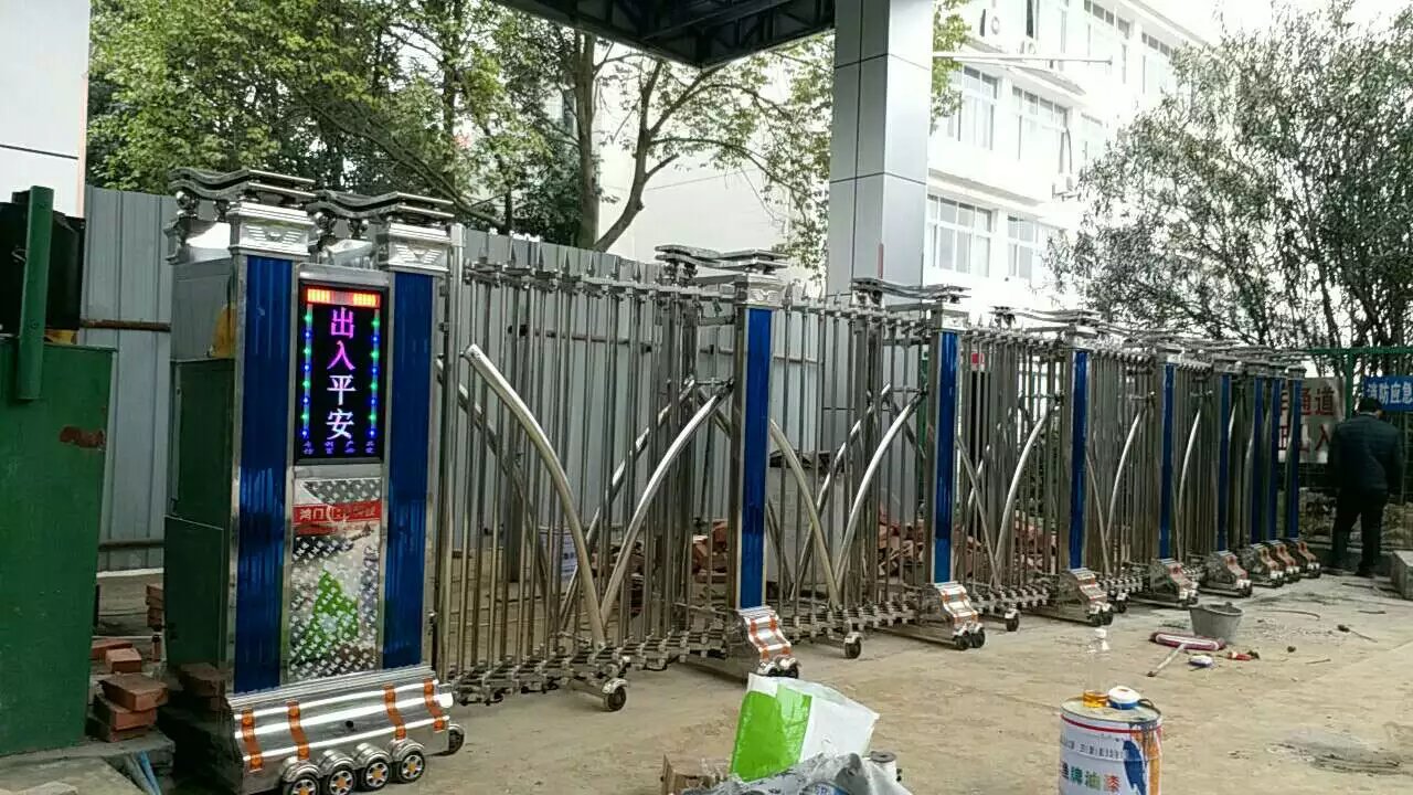 四川綿陽市飛機(jī)場伸縮門